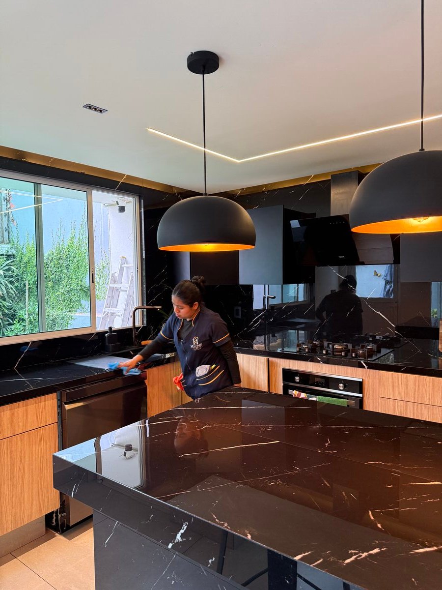 Personal de limpieza de Home Security Private en una cocina real de la Ciudad de México